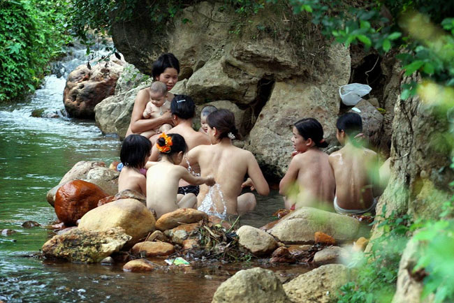 ảnh phụ nữ tắm truồng